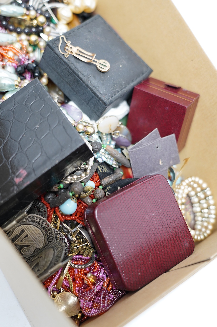 A 14k and nephrite set clip and a quantity of assorted mainly costume jewellery, including malachite necklace and others, earrings, rings, watches, etc. Condition - poor to fair